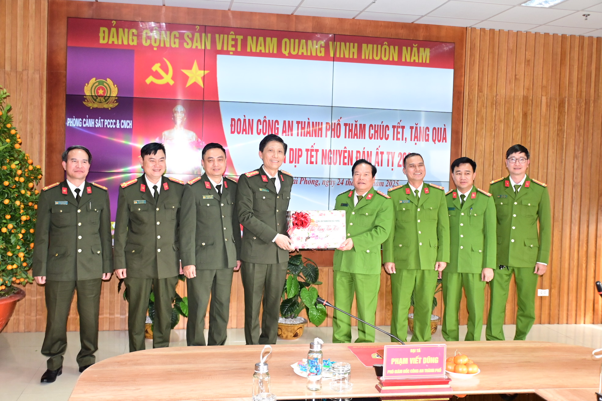 Đại tá Phạm Viết Dũng - Phó Giám đốc CATP chúc Tết Phòng Cảnh sát PCCC và CNCH